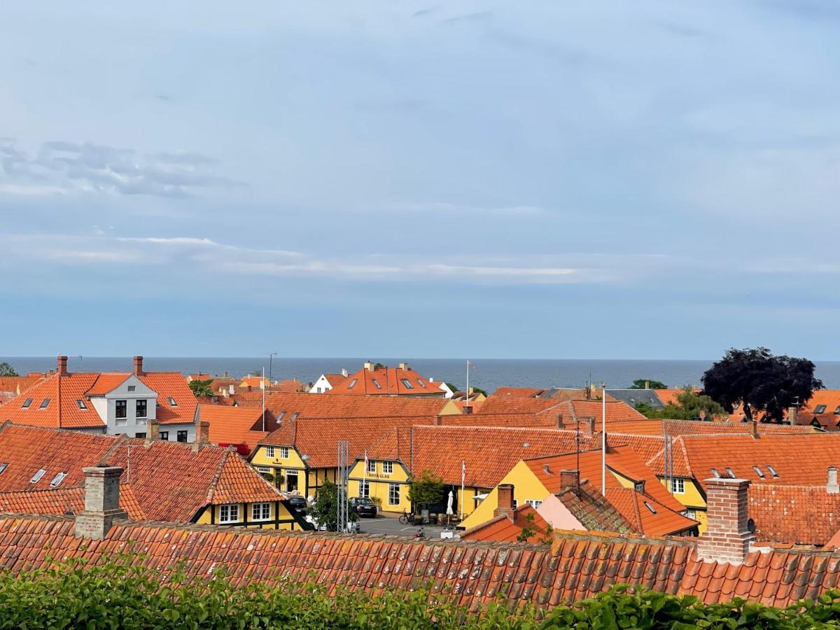 Nybygget Hus I Svaneke Taet Pa Klipper, Skov Og Hav エクステリア 写真